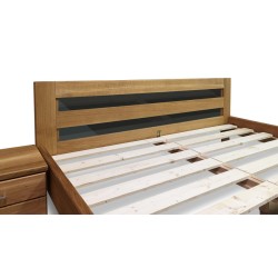 Postel z masivu se sklem Pavlína